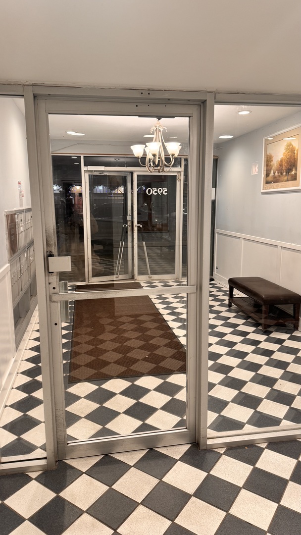 5950 N Kenmore Avenue Unit: 207