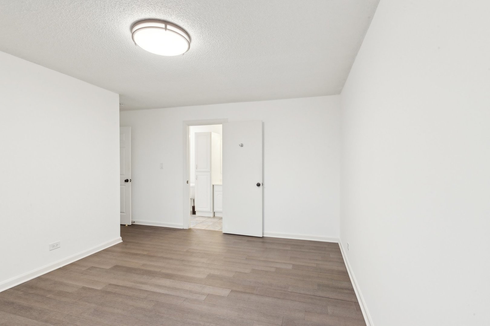 601 W Huntington Commons Road Unit: 106