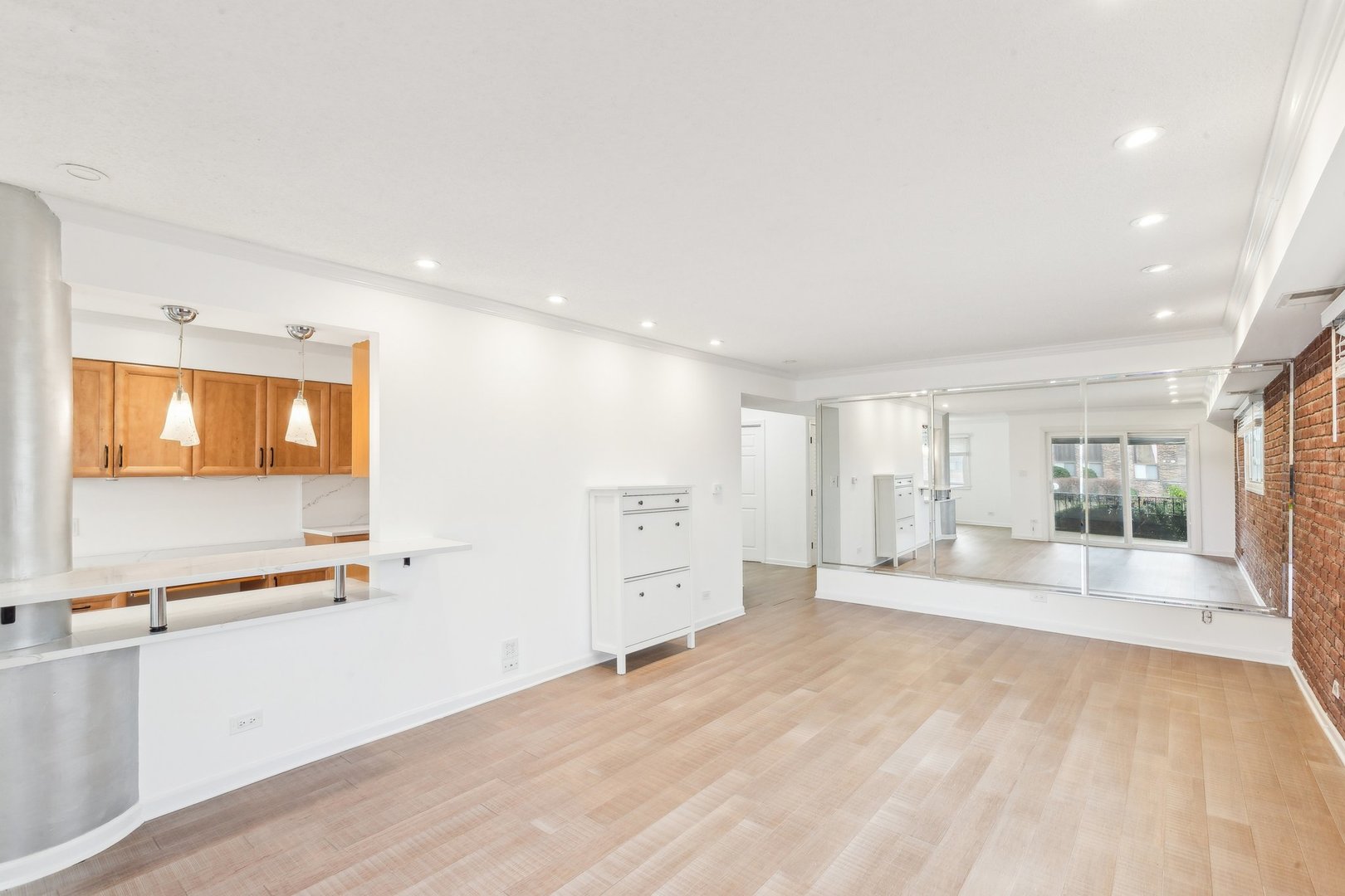 601 W Huntington Commons Road Unit: 106
