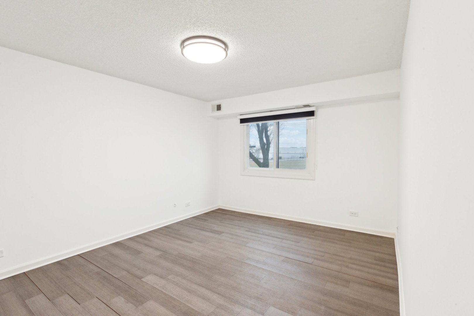 601 W Huntington Commons Road Unit: 106