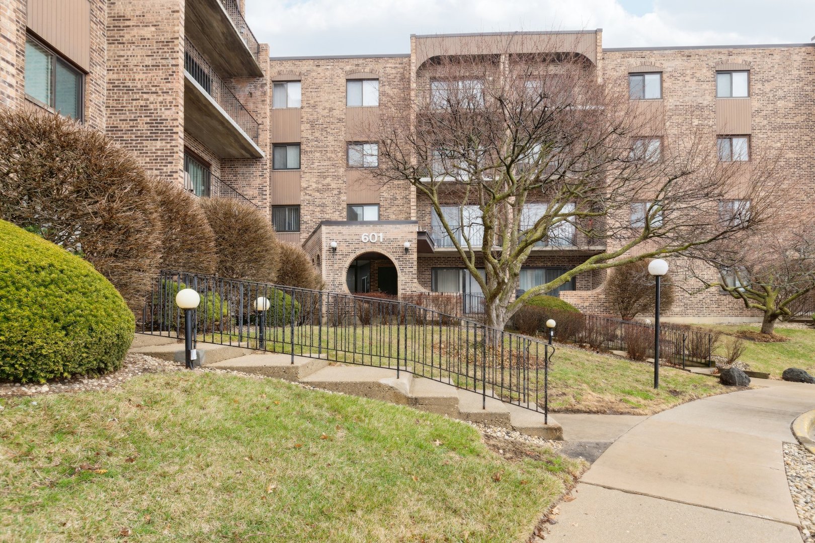 601 W Huntington Commons Road Unit: 106