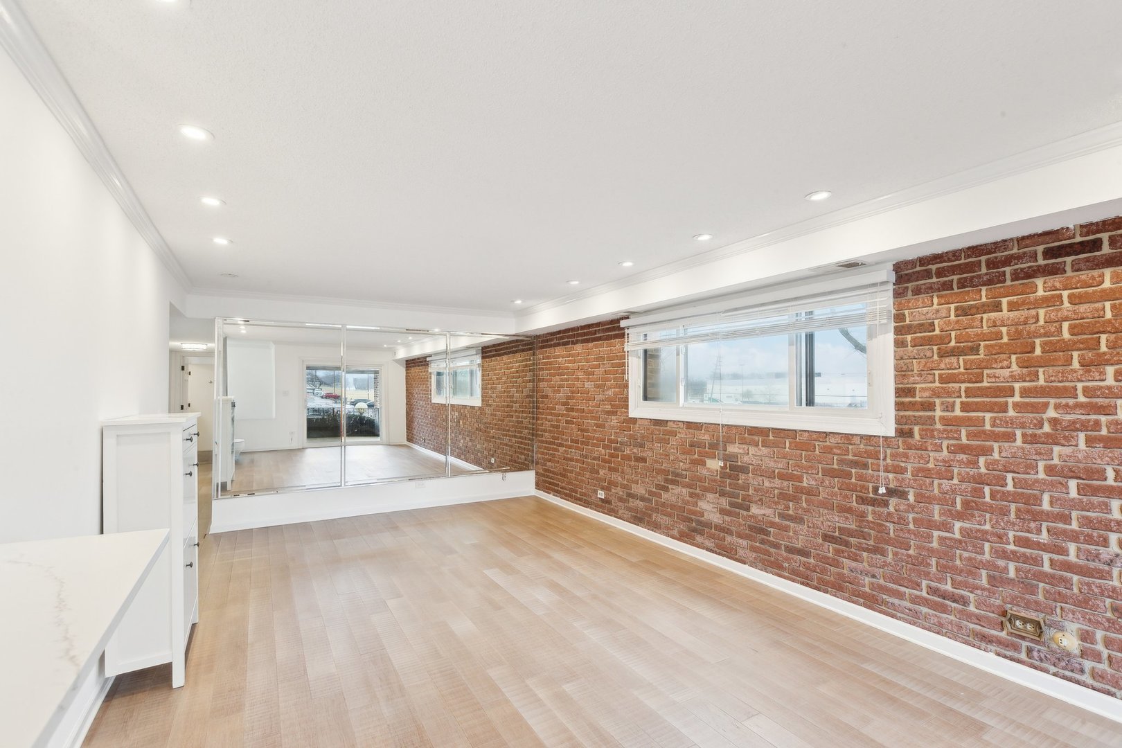 601 W Huntington Commons Road Unit: 106