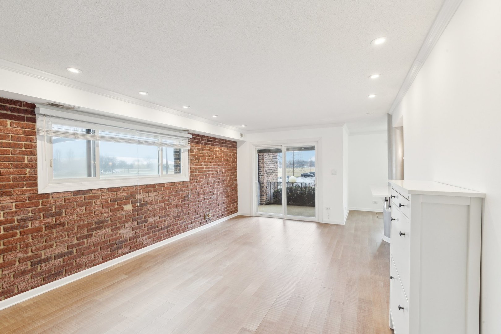 601 W Huntington Commons Road Unit: 106