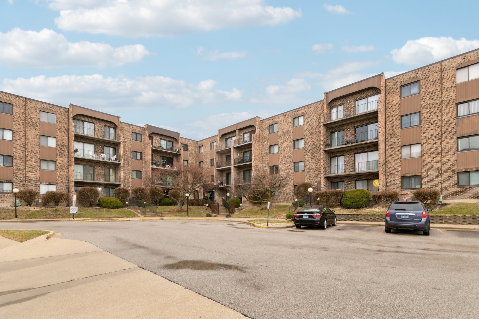 601 W Huntington Commons Road Unit: 106