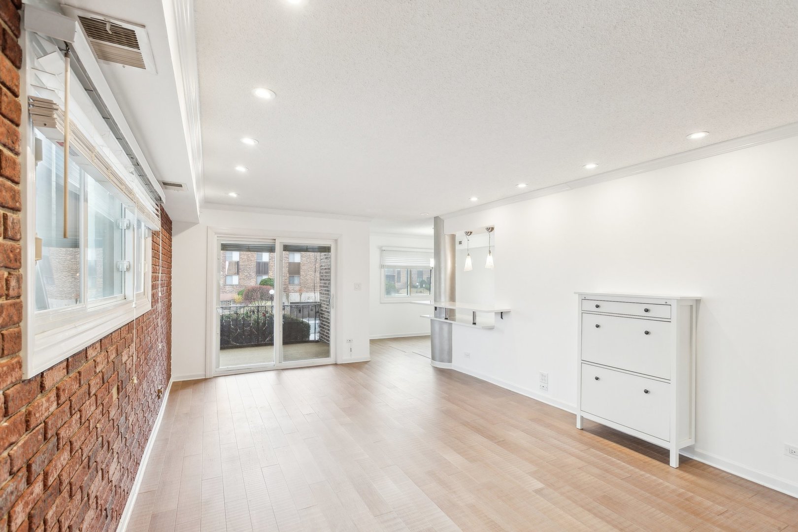601 W Huntington Commons Road Unit: 106