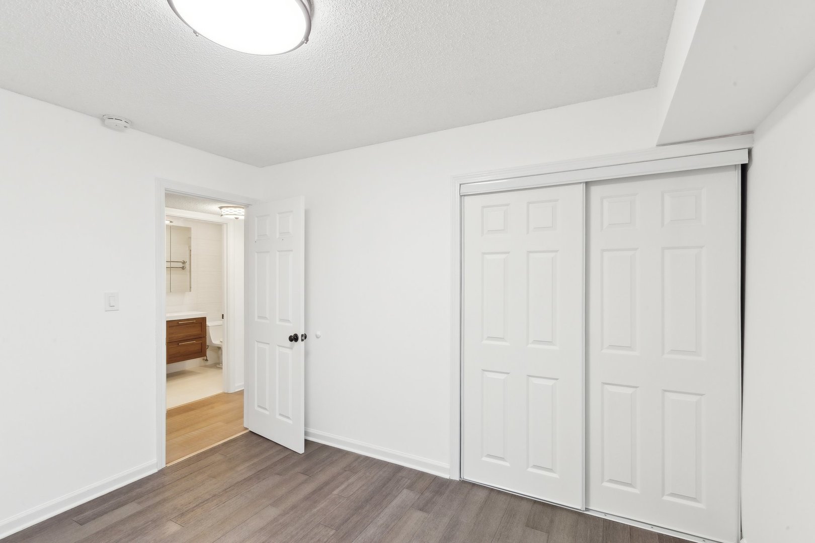 601 W Huntington Commons Road Unit: 106