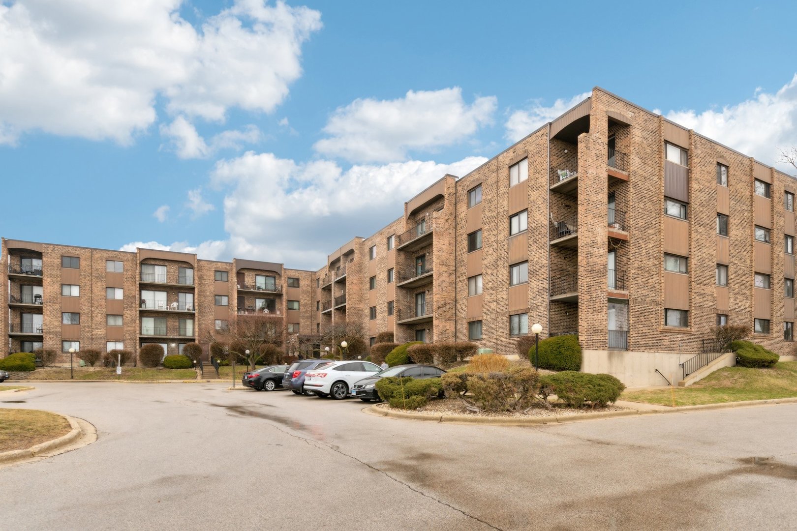 601 W Huntington Commons Road Unit: 106