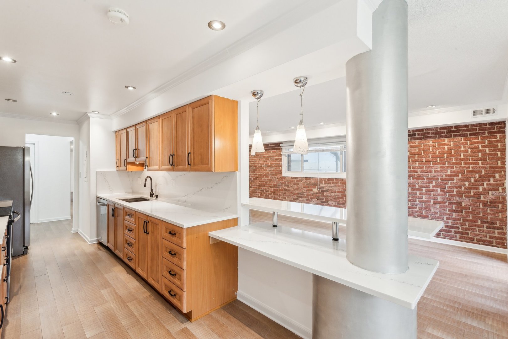 601 W Huntington Commons Road Unit: 106