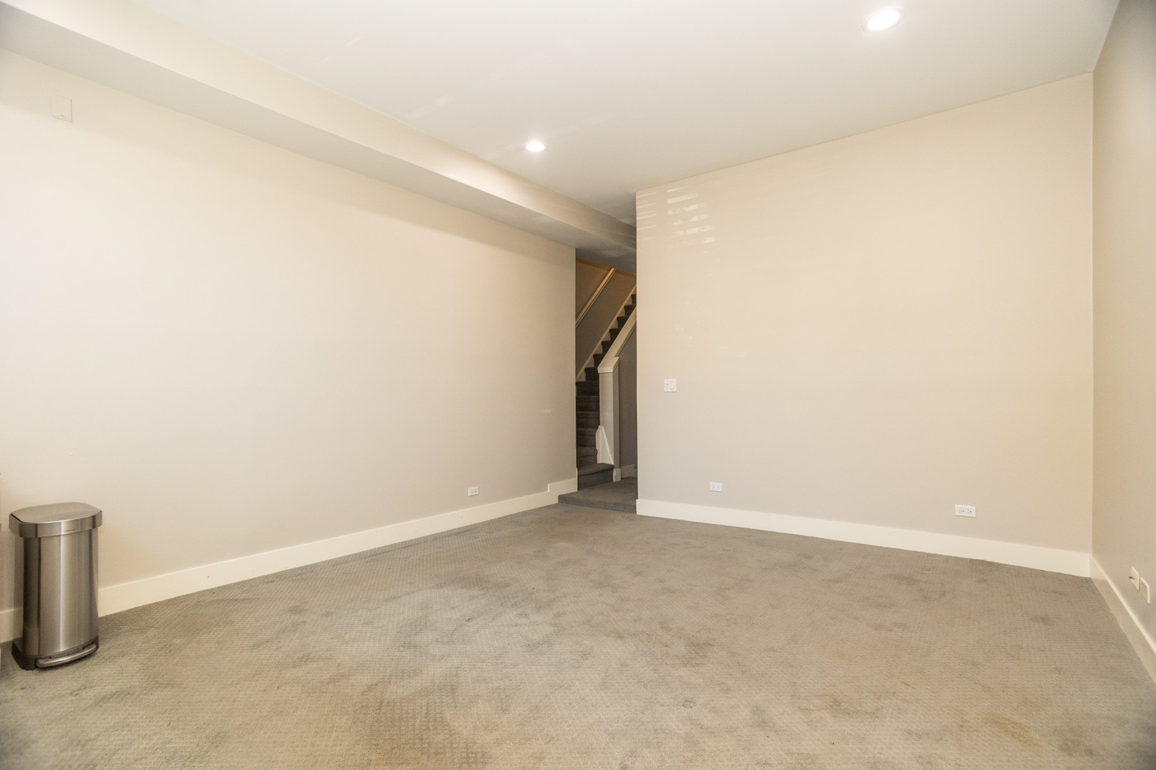 323 W Schiller Street Unit: 1W