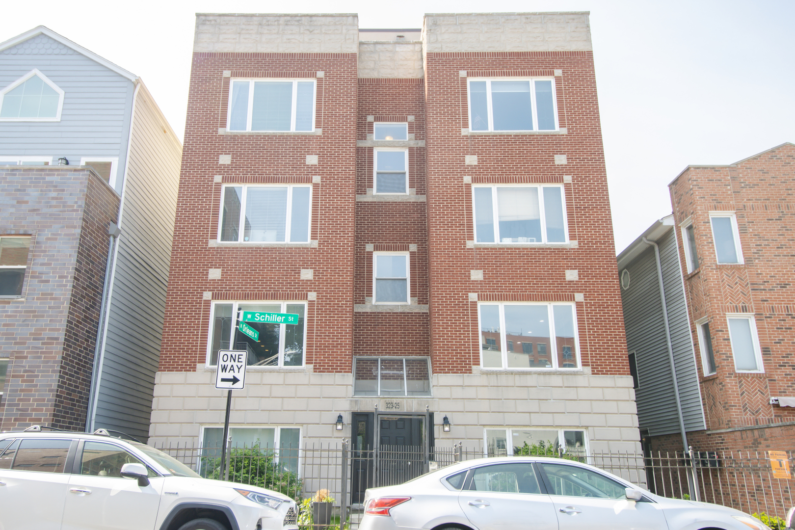 323 W Schiller Street Unit: 1W