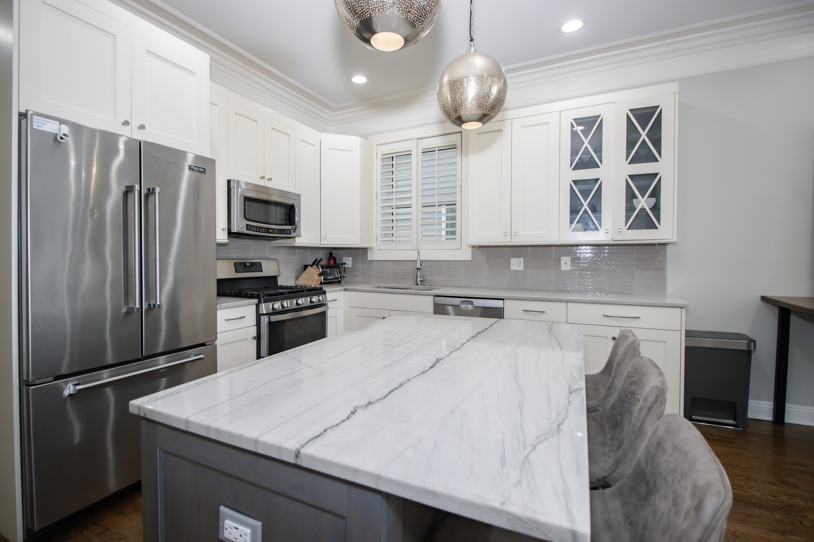 323 W Schiller Street Unit: 1W