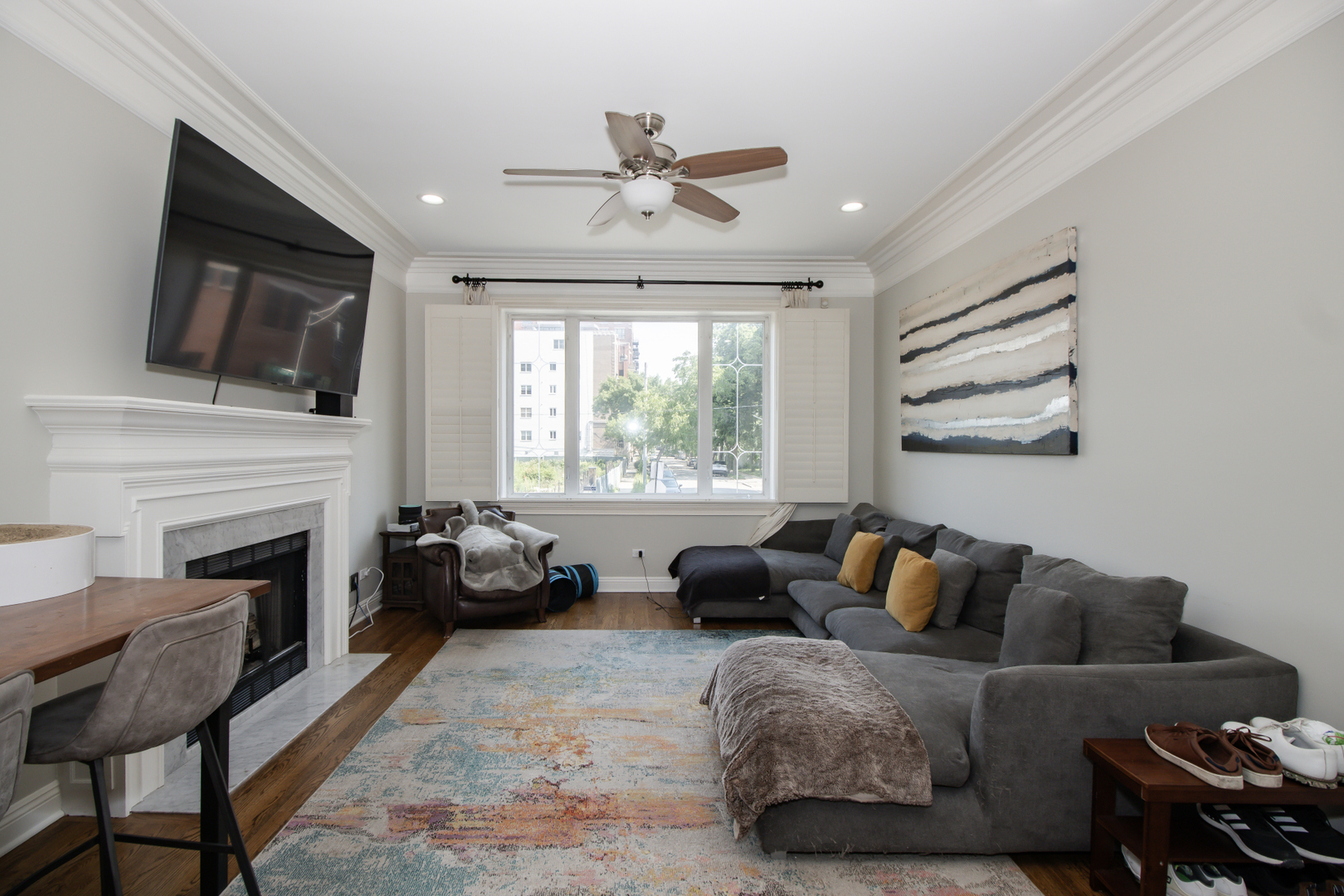 323 W Schiller Street Unit: 1W