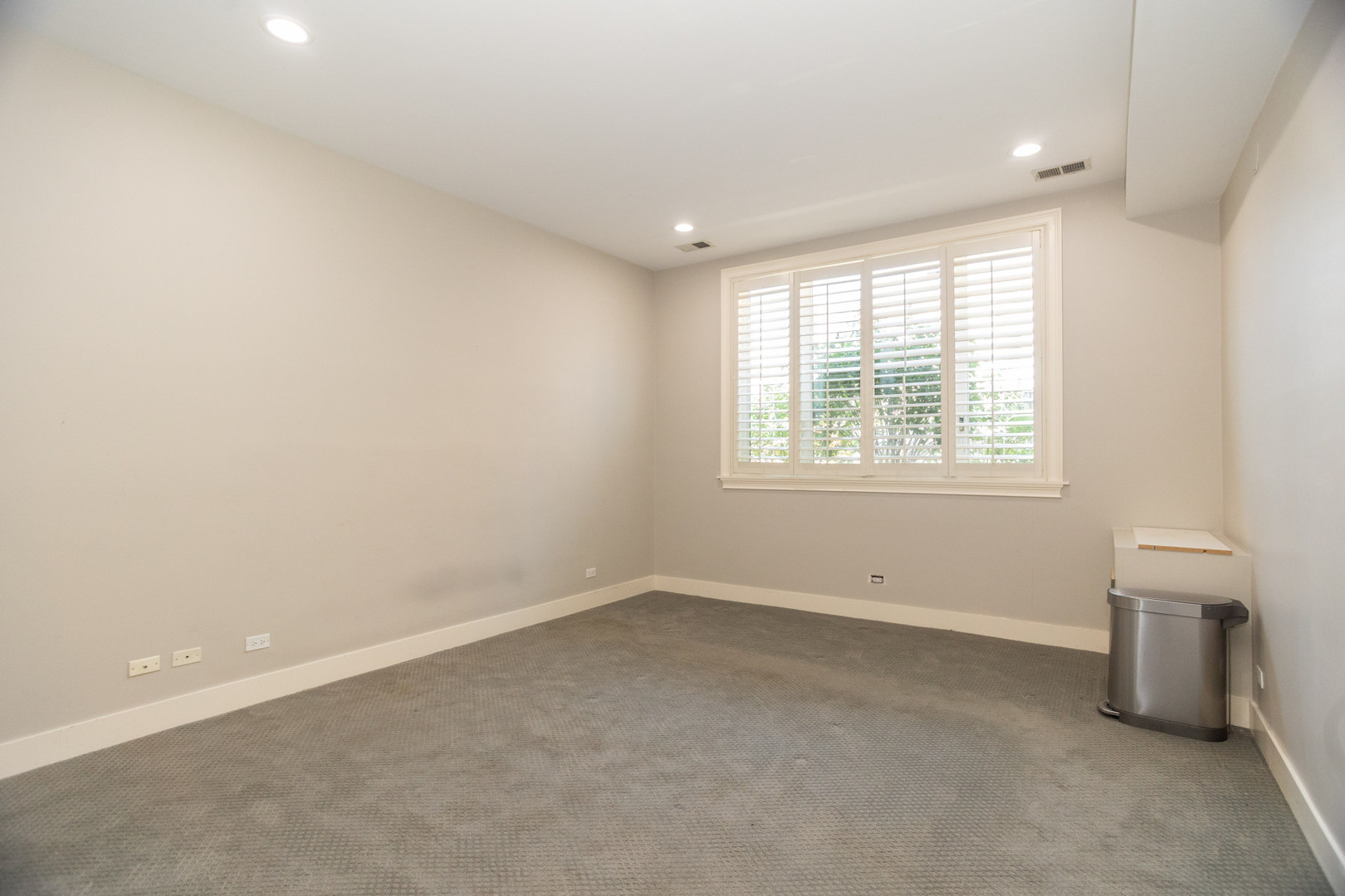 323 W Schiller Street Unit: 1W