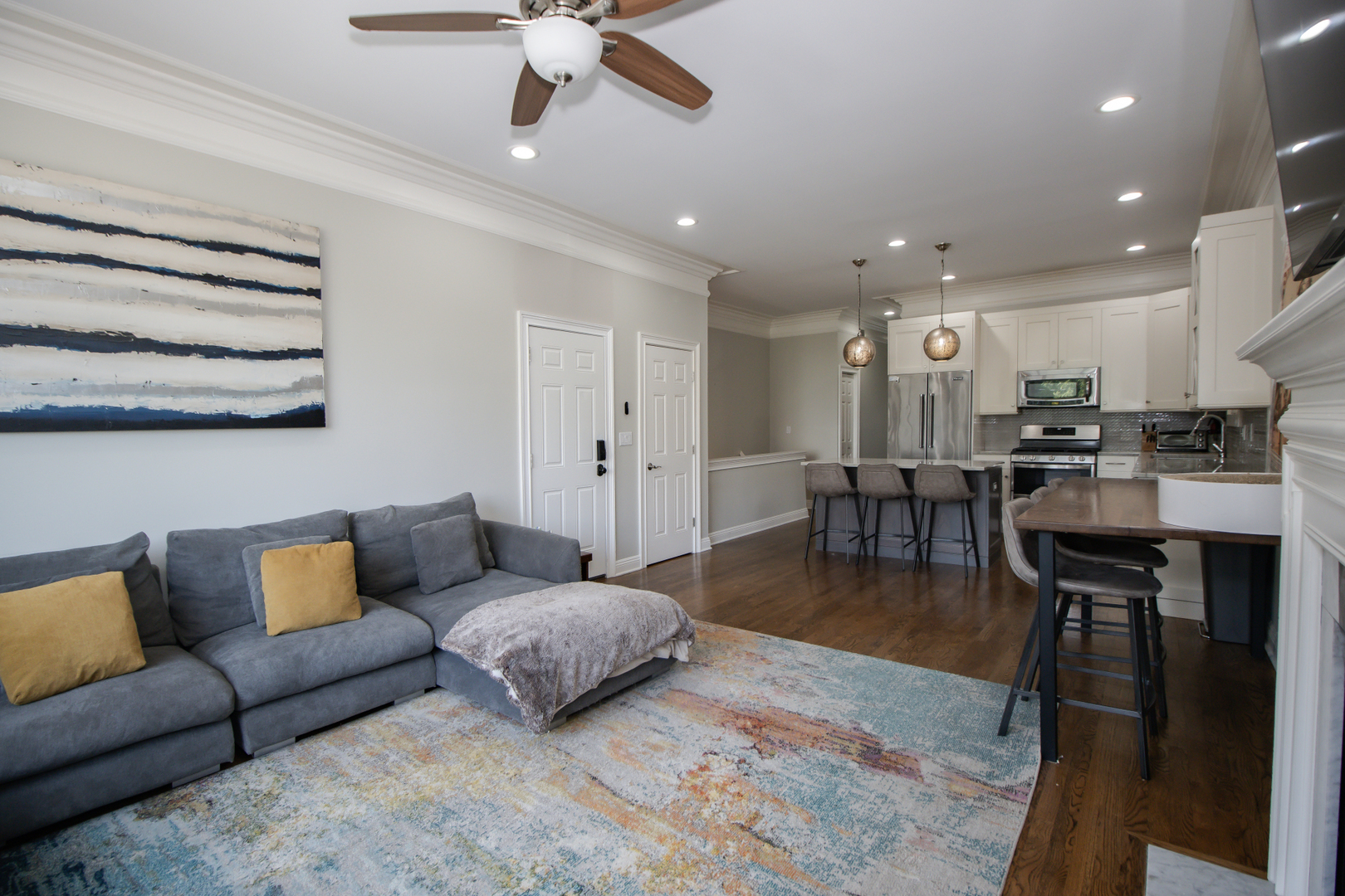 323 W Schiller Street Unit: 1W