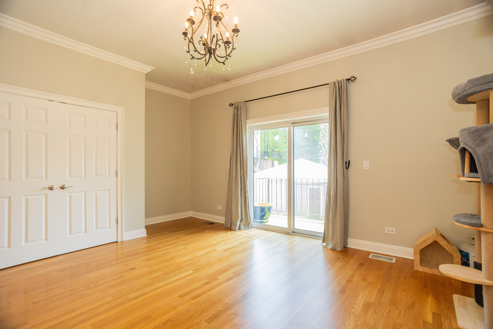 323 W Schiller Street Unit: 1W