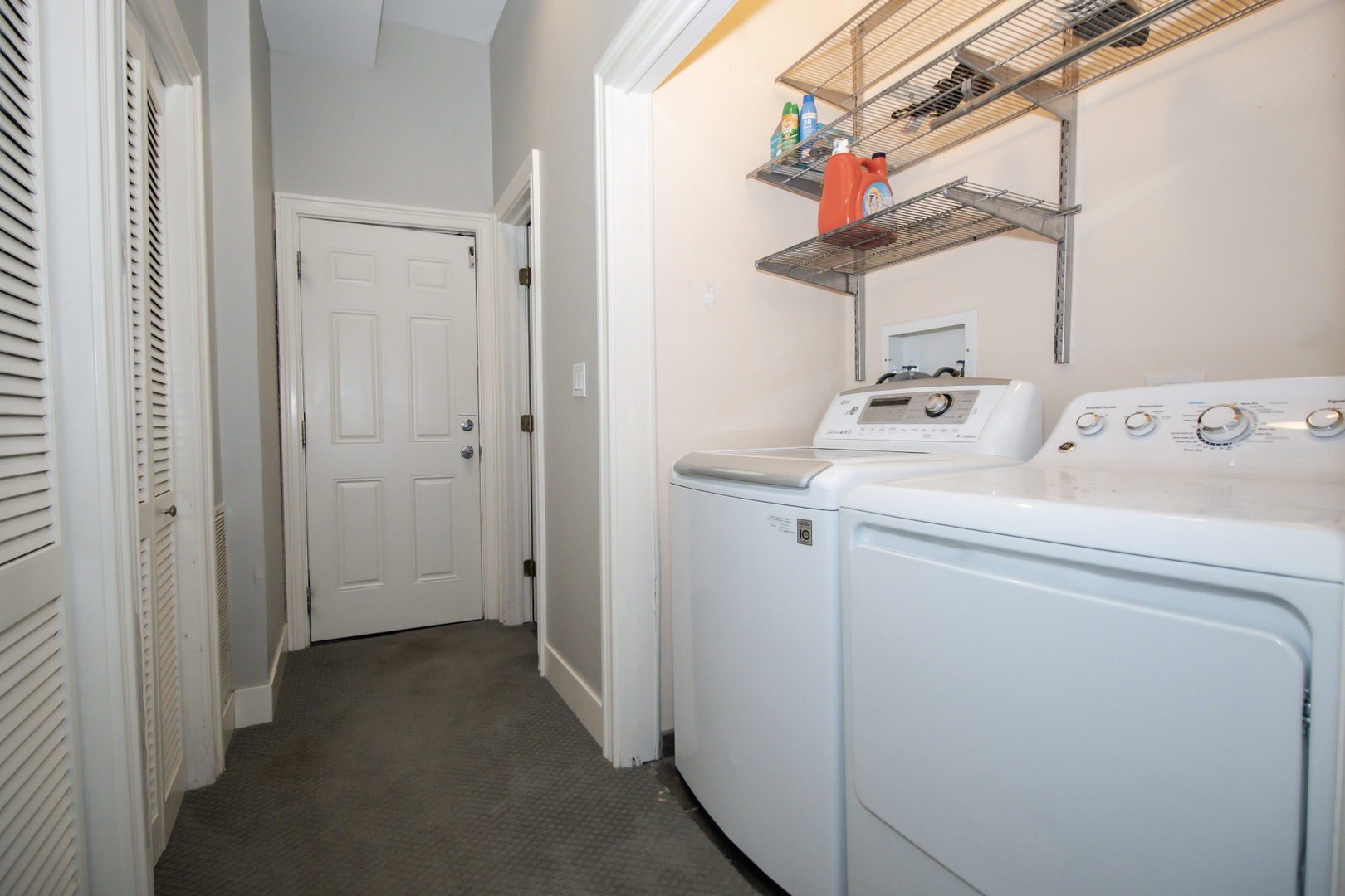 323 W Schiller Street Unit: 1W