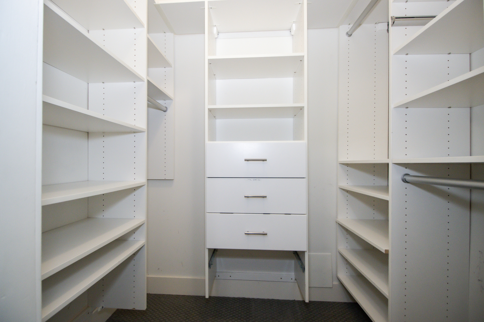 323 W Schiller Street Unit: 1W