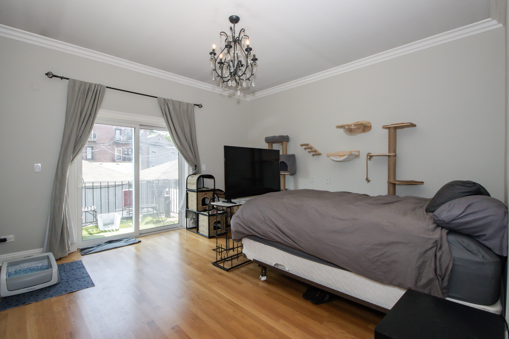 323 W Schiller Street Unit: 1W