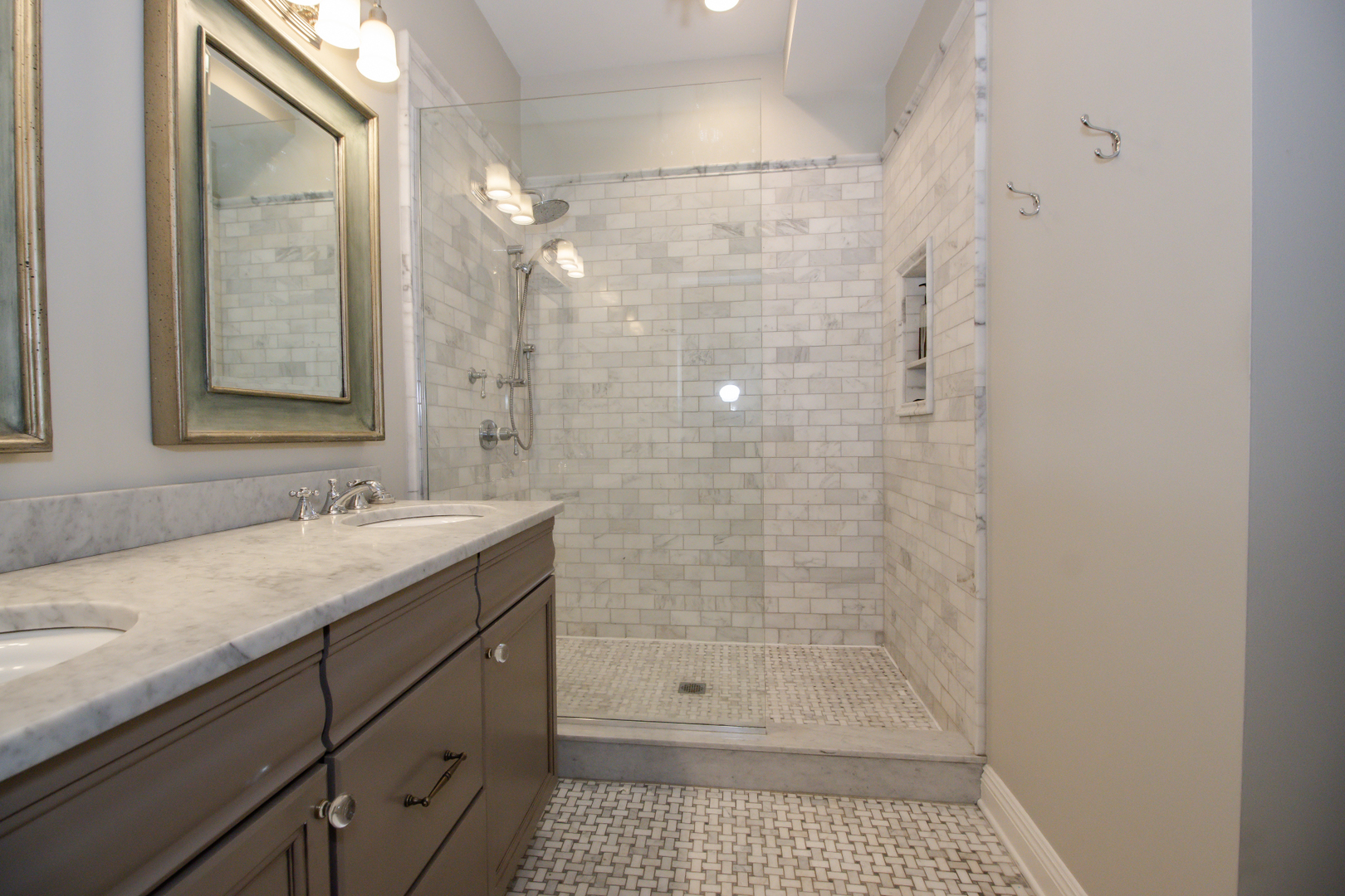 323 W Schiller Street Unit: 1W