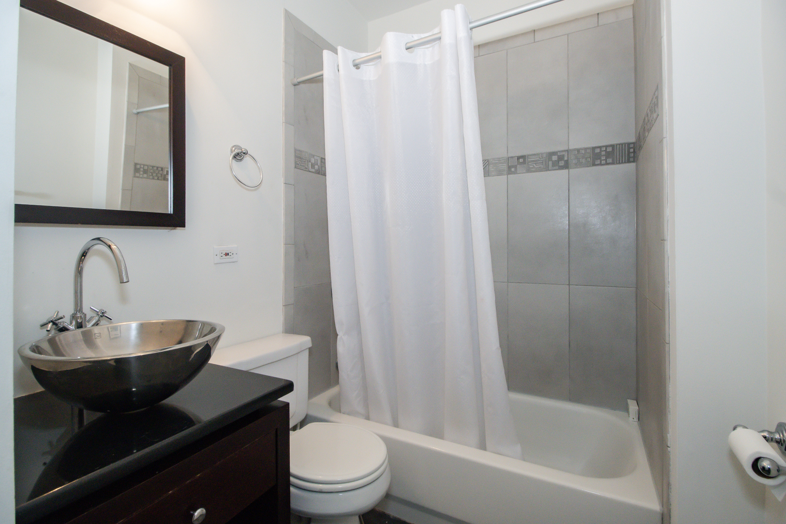 323 W Schiller Street Unit: 1W