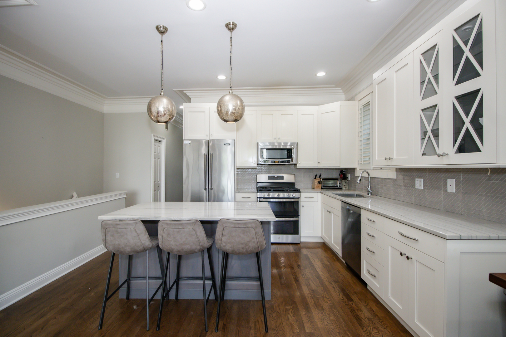 323 W Schiller Street Unit: 1W