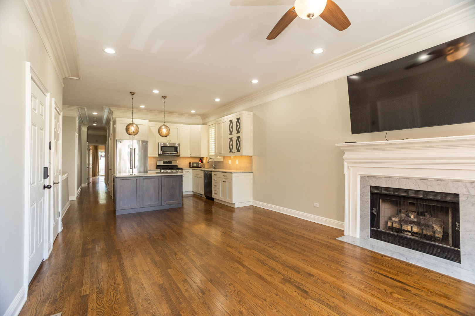 323 W Schiller Street Unit: 1W