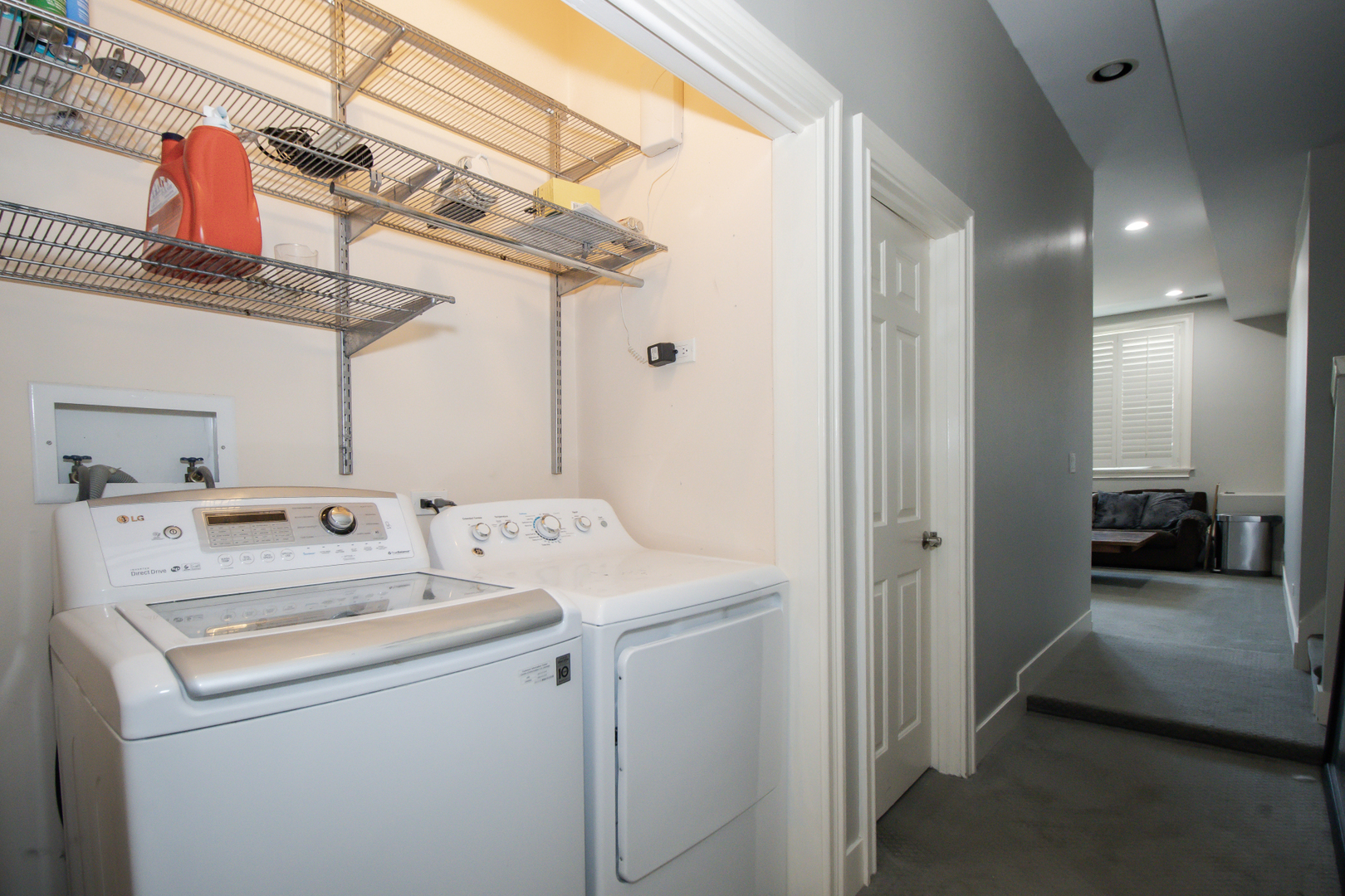 323 W Schiller Street Unit: 1W