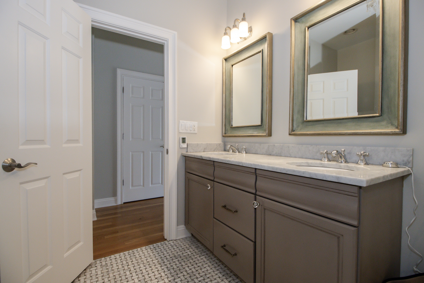 323 W Schiller Street Unit: 1W