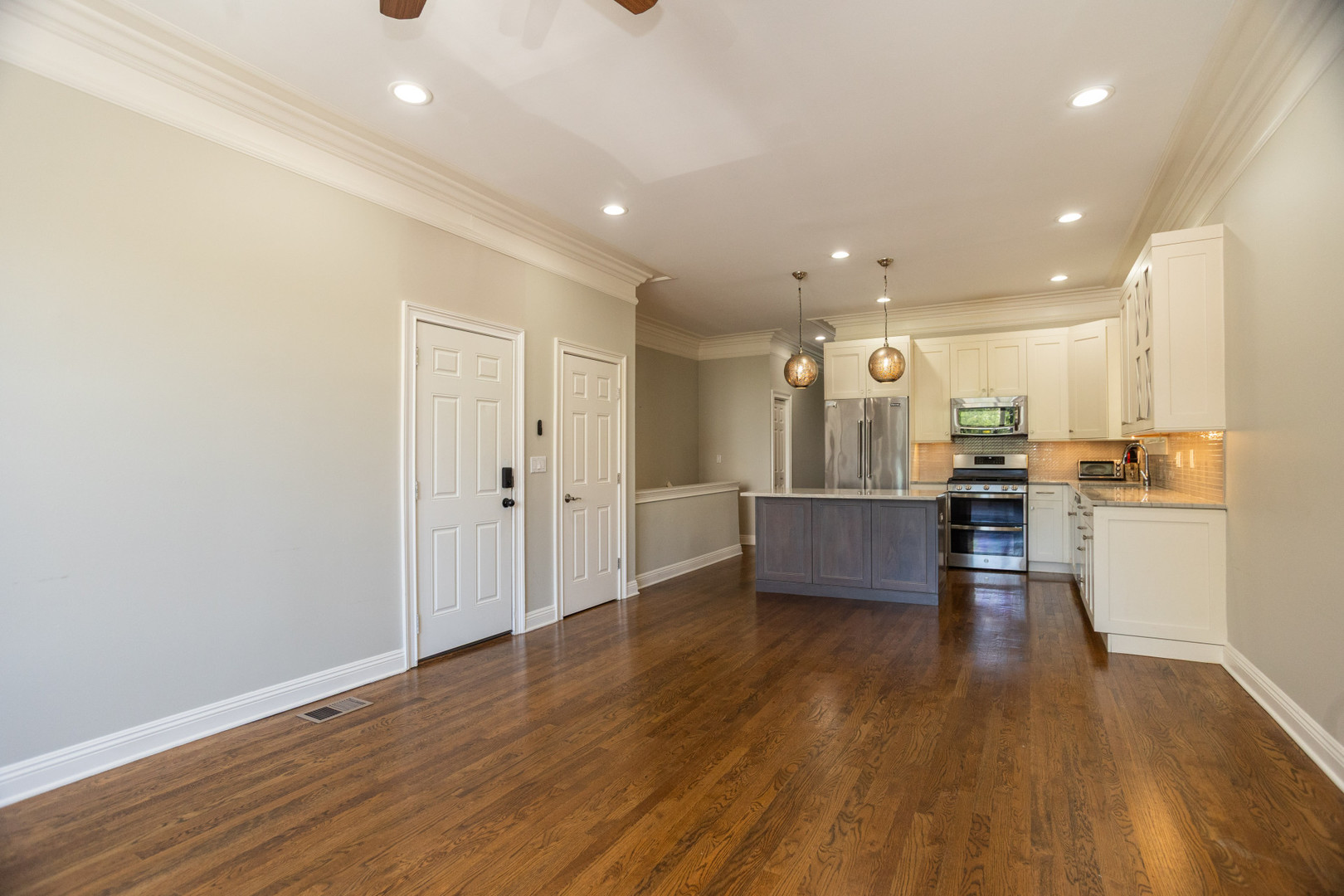 323 W Schiller Street Unit: 1W