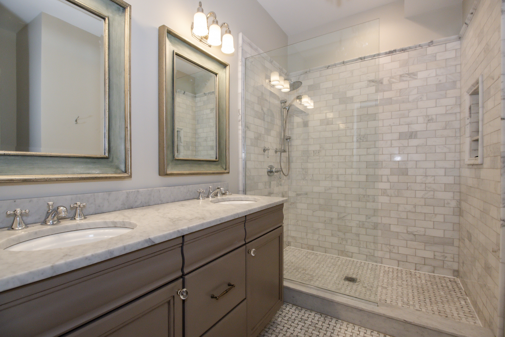 323 W Schiller Street Unit: 1W