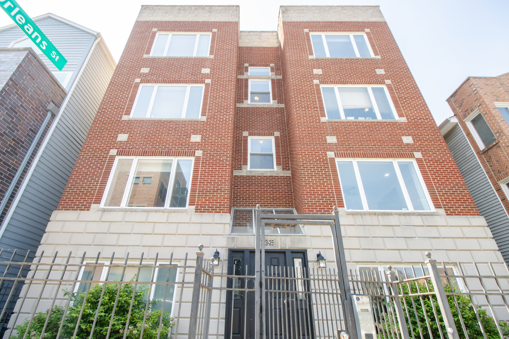 323 W Schiller Street Unit: 1W