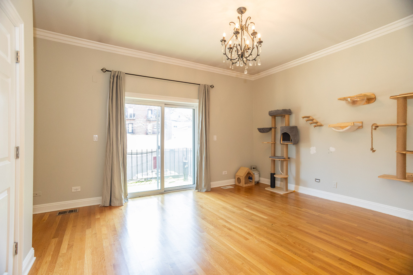 323 W Schiller Street Unit: 1W