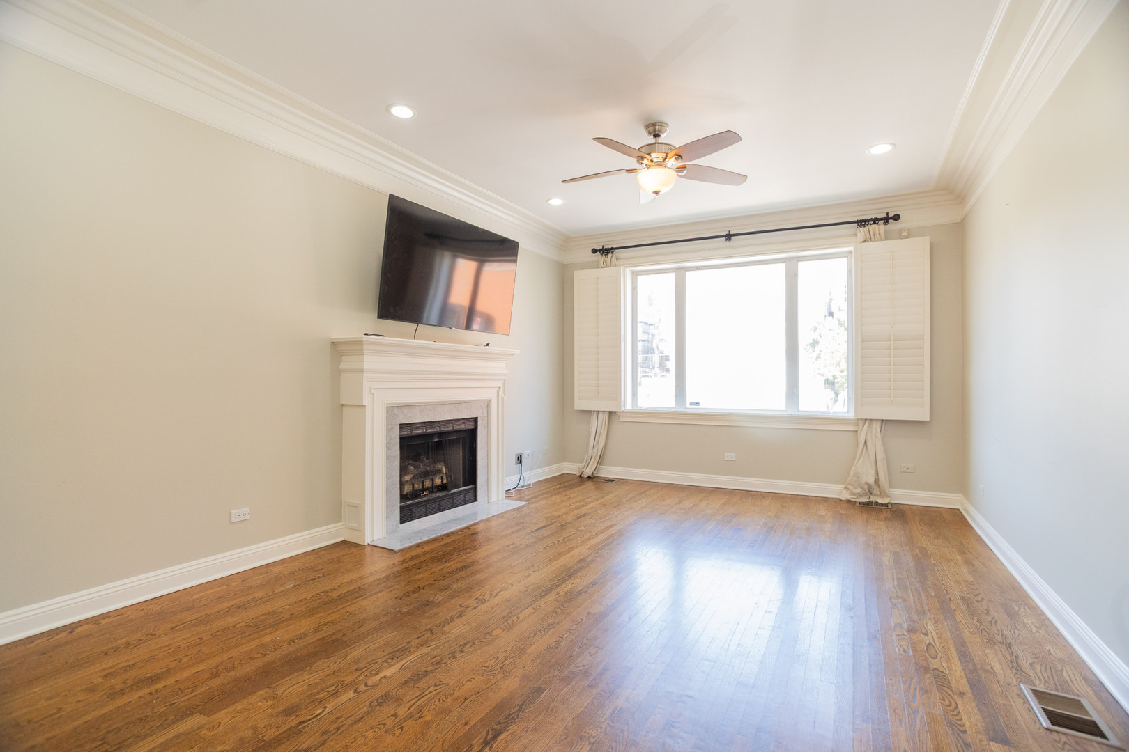 323 W Schiller Street Unit: 1W