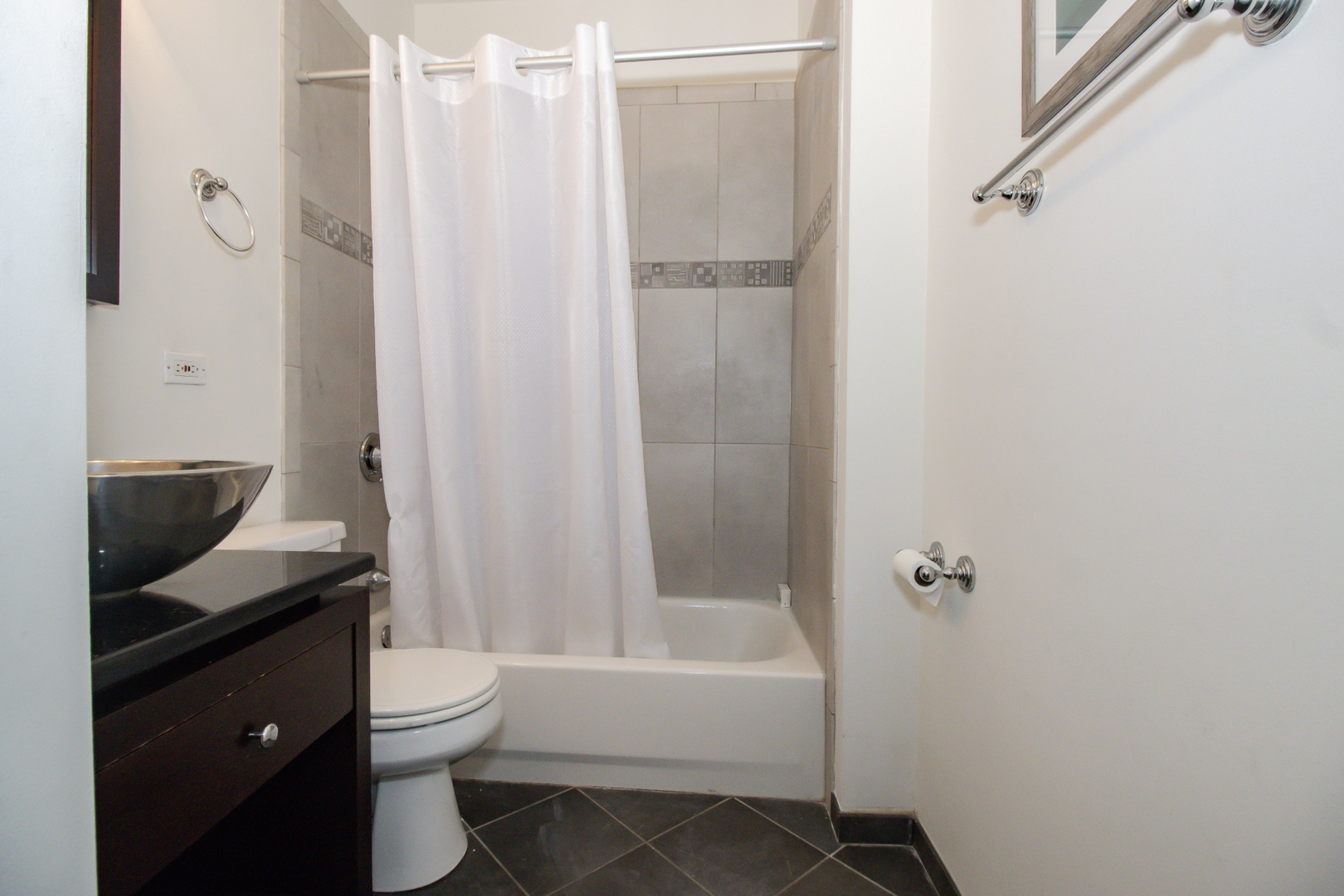 323 W Schiller Street Unit: 1W