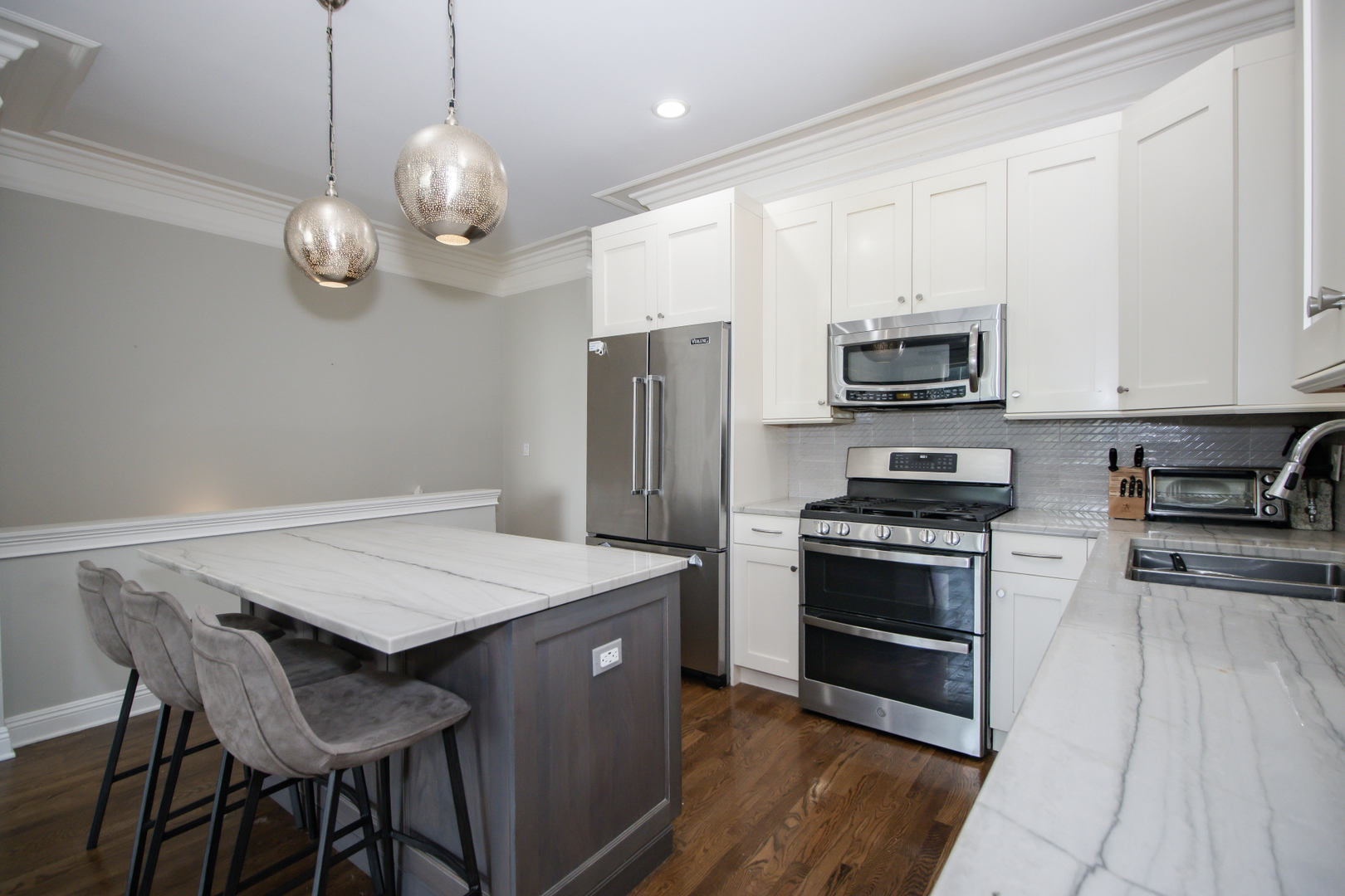 323 W Schiller Street Unit: 1W