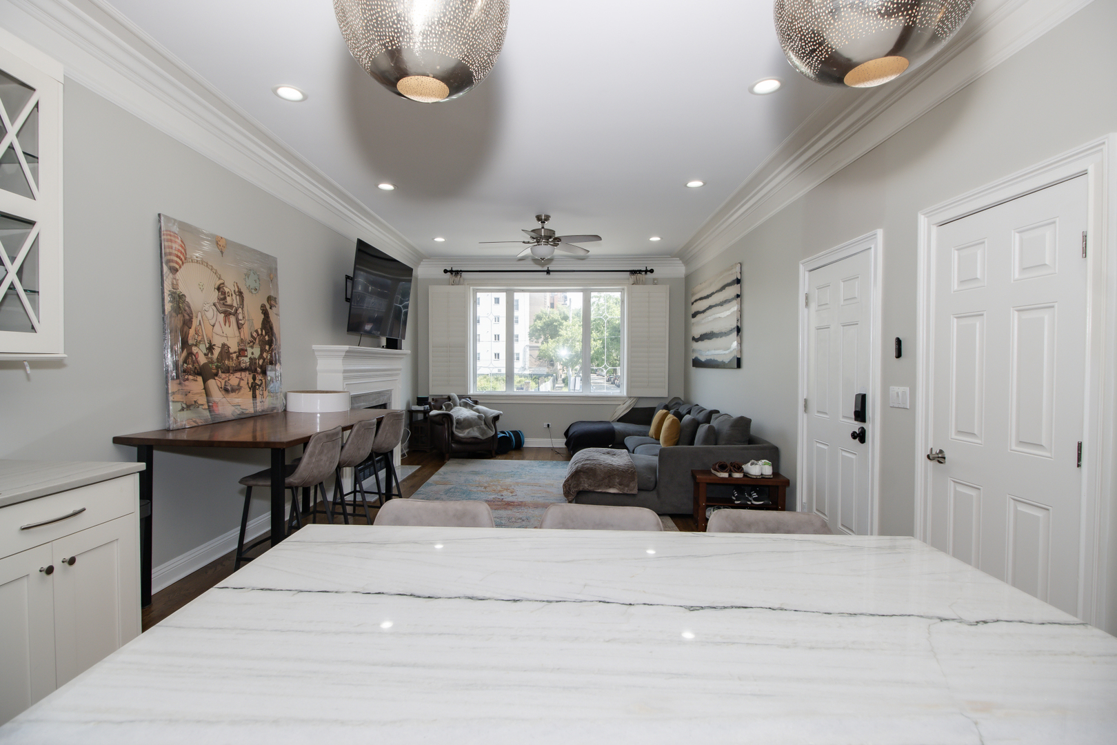 323 W Schiller Street Unit: 1W