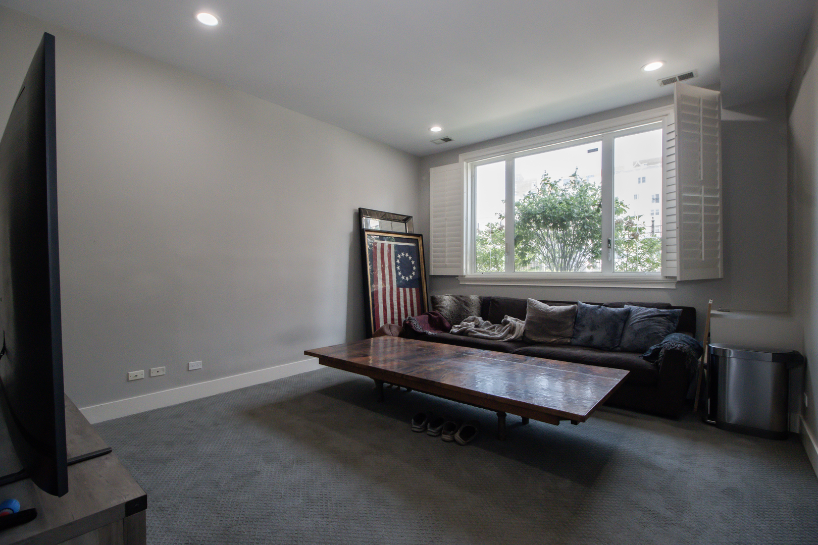 323 W Schiller Street Unit: 1W