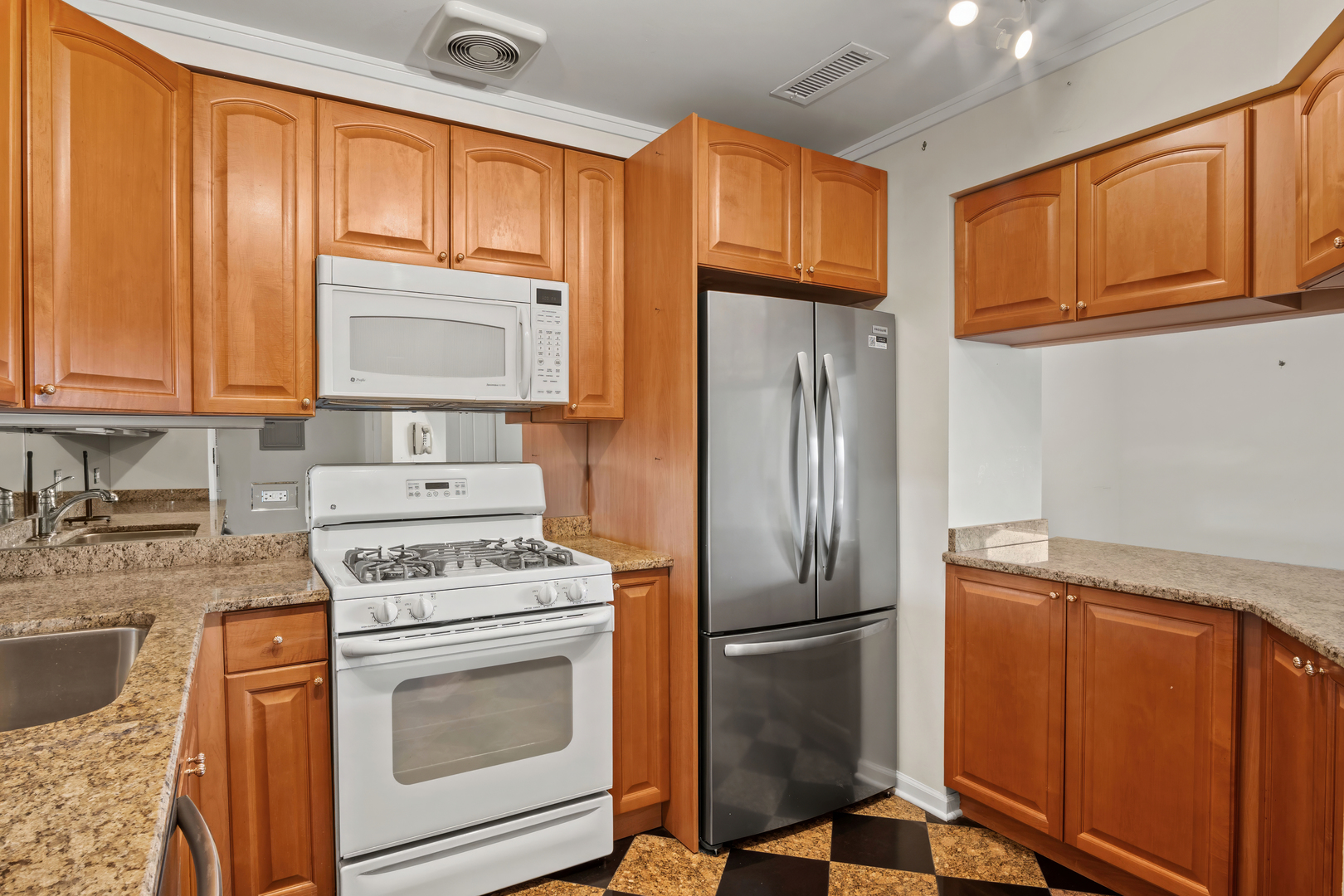 6102 N Sheridan Road Unit: 507