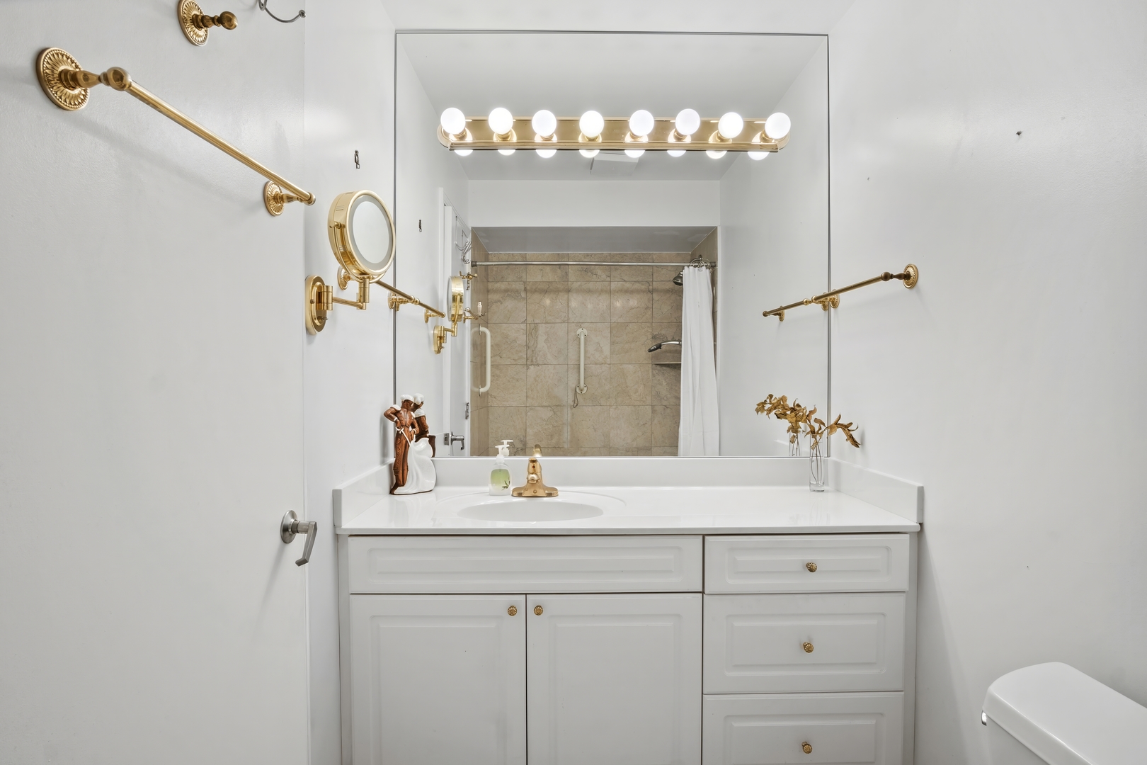 6102 N Sheridan Road Unit: 507