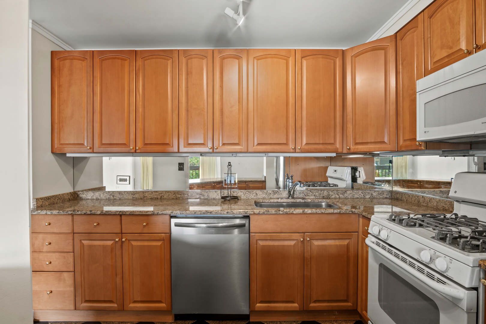 6102 N Sheridan Road Unit: 507