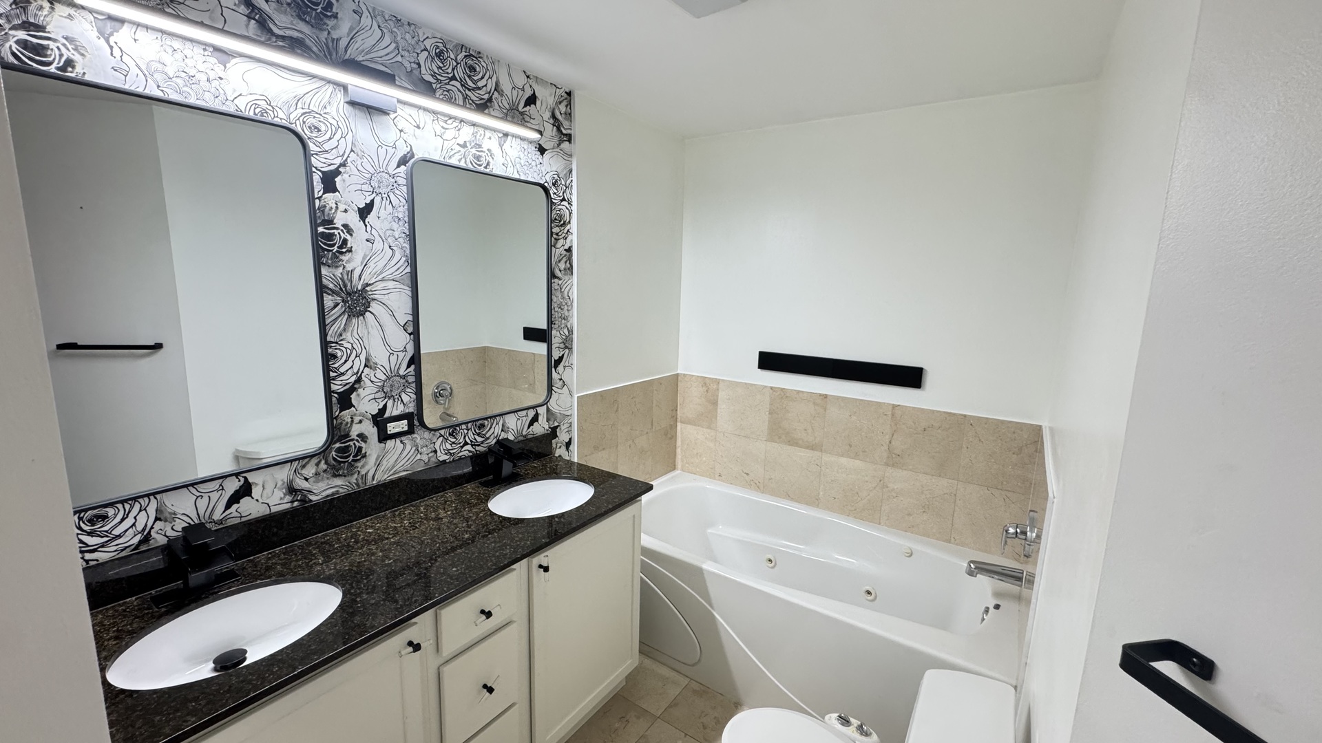 2507 N MILWAUKEE Avenue Unit: 2N