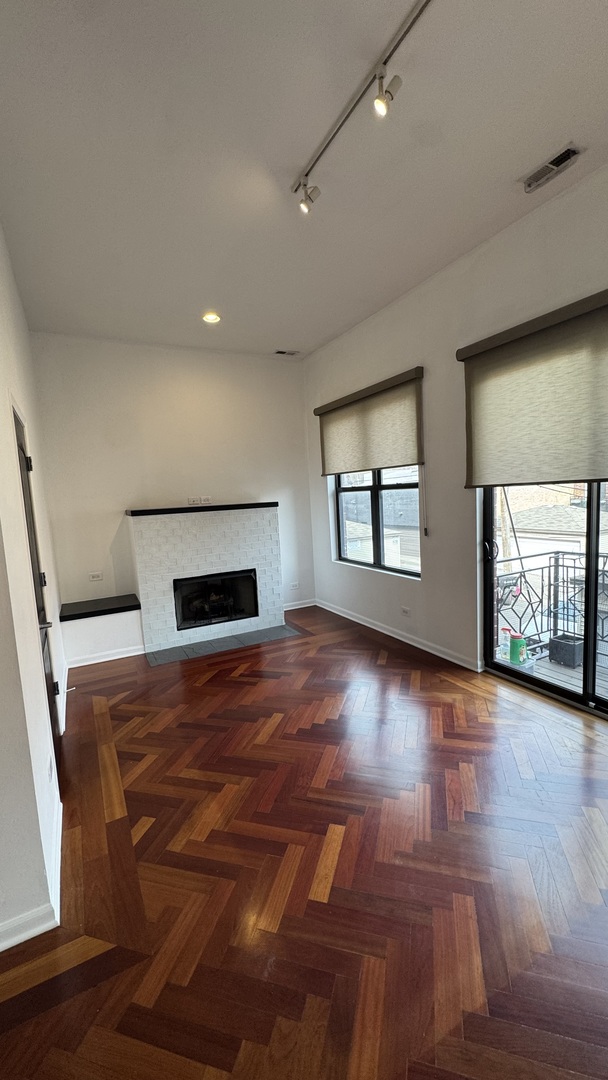 2507 N MILWAUKEE Avenue Unit: 2N