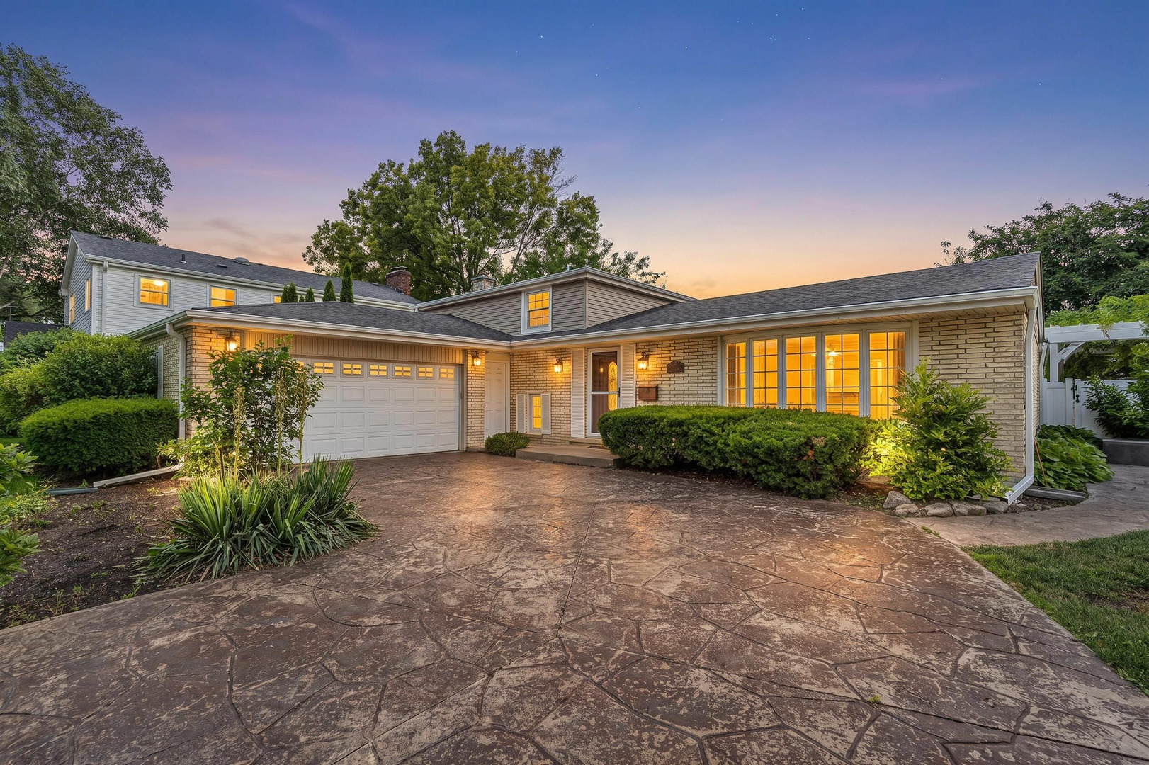 210 W Pickwick Road