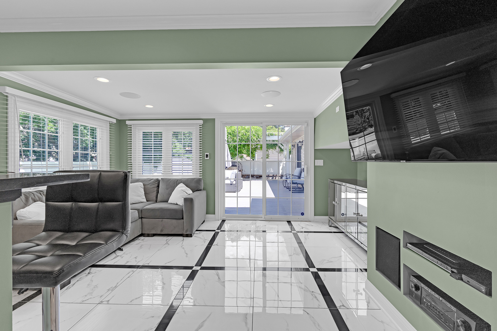 210 W Pickwick Road