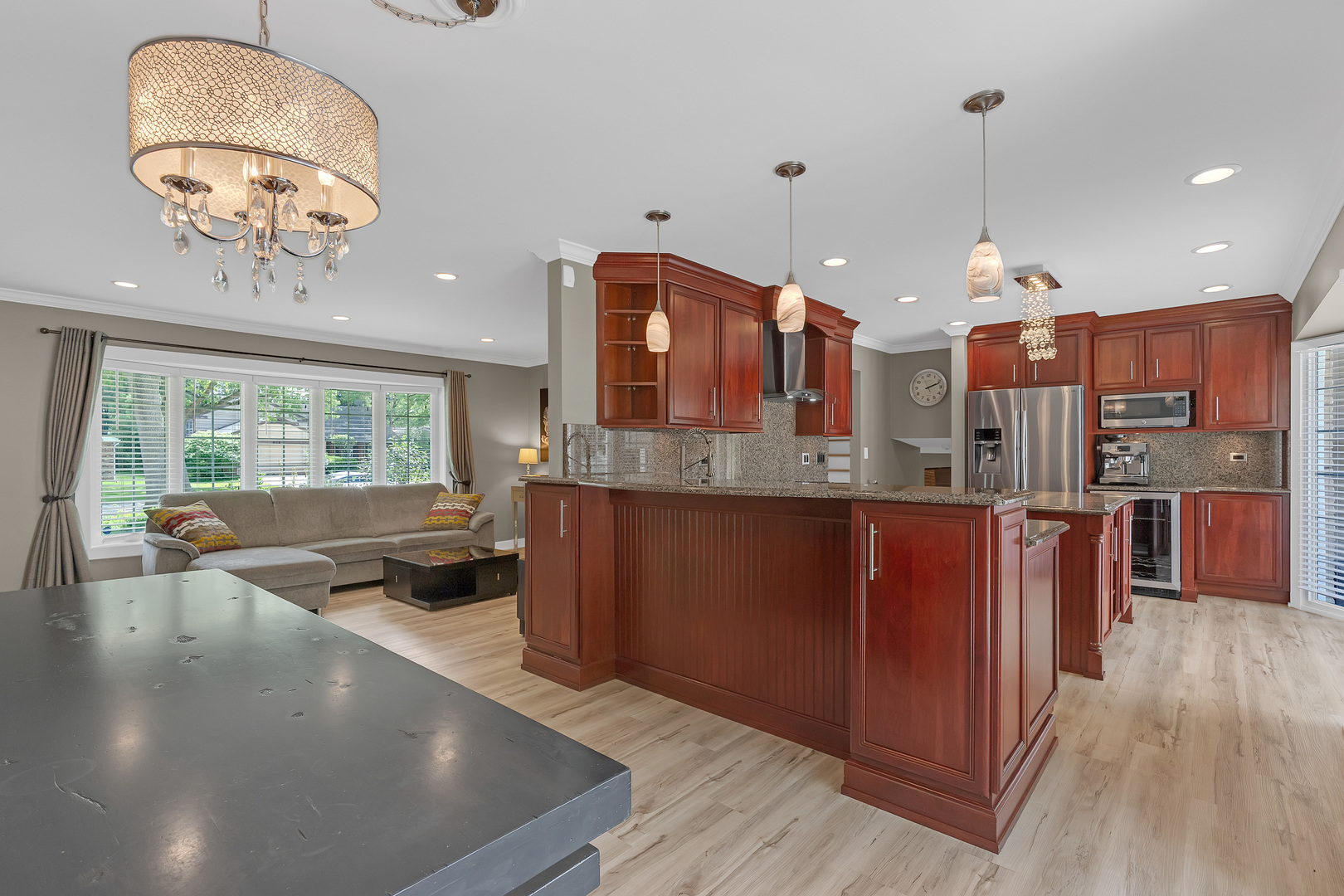 210 W Pickwick Road