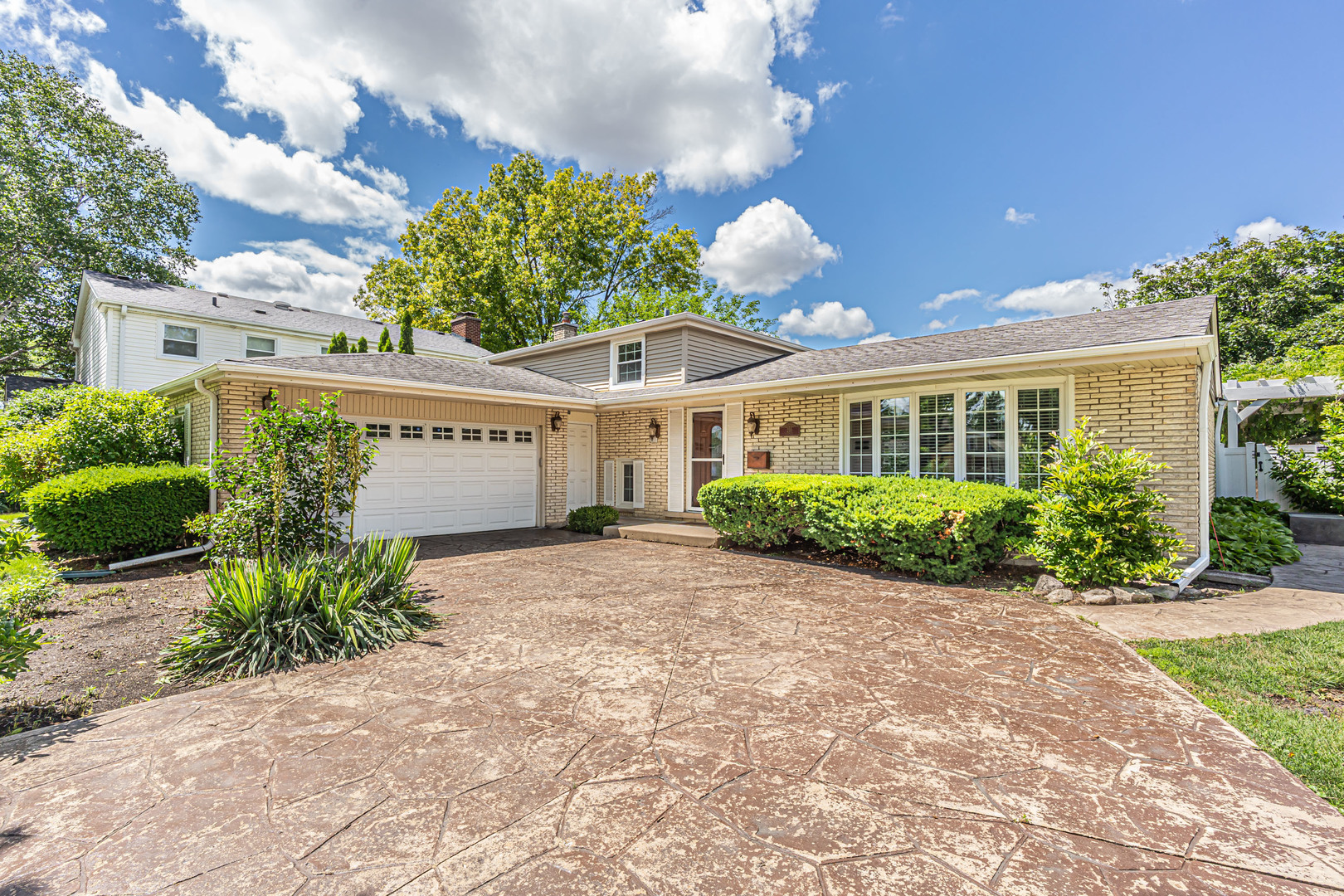 210 W Pickwick Road