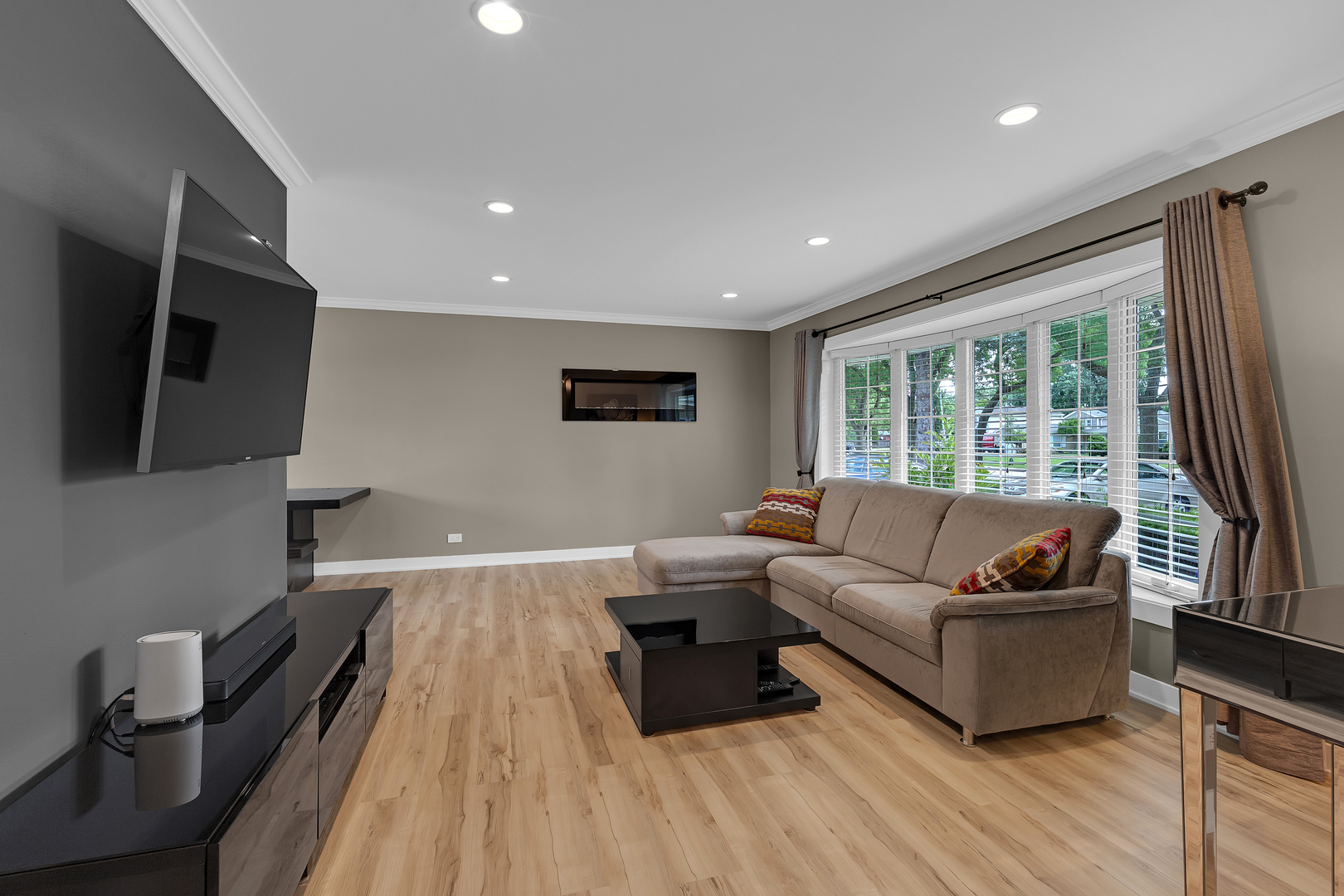 210 W Pickwick Road