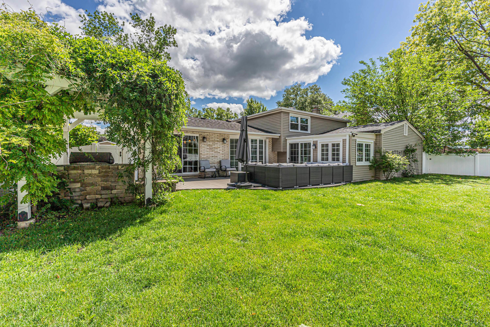 210 W Pickwick Road