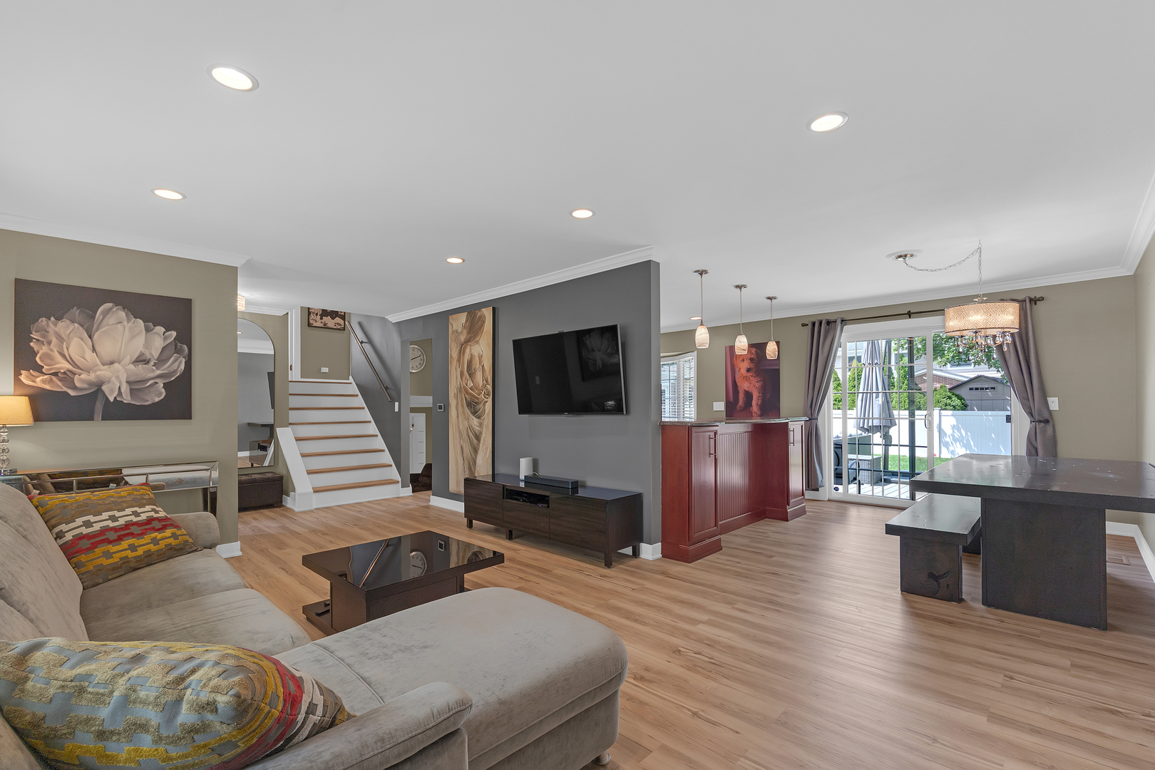 210 W Pickwick Road