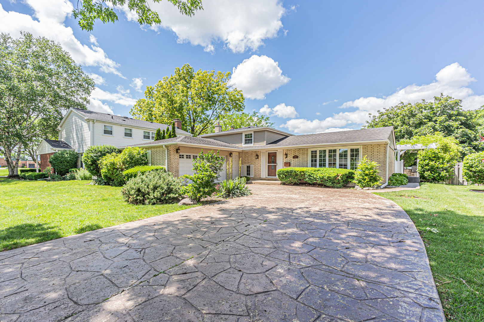 210 W Pickwick Road
